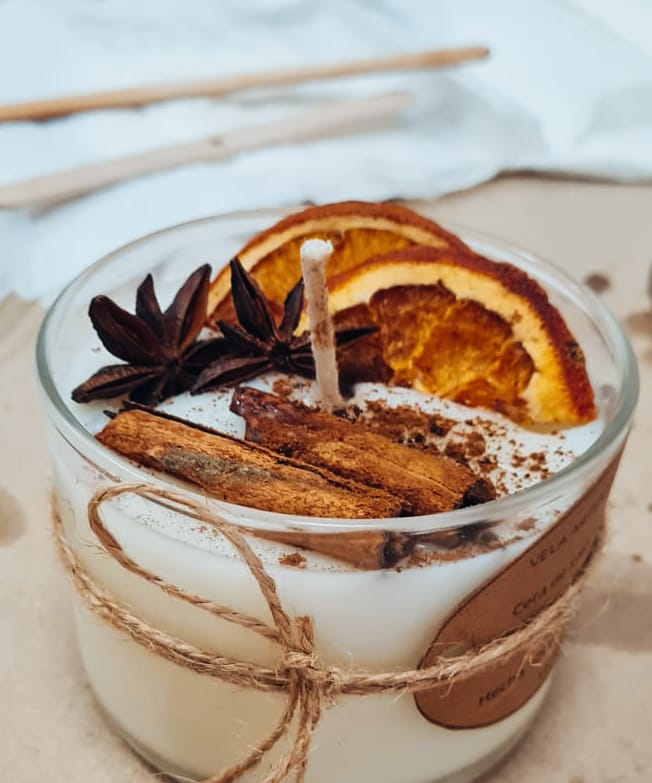 Vela artesanal con canela, anís estrellado y naranja seca